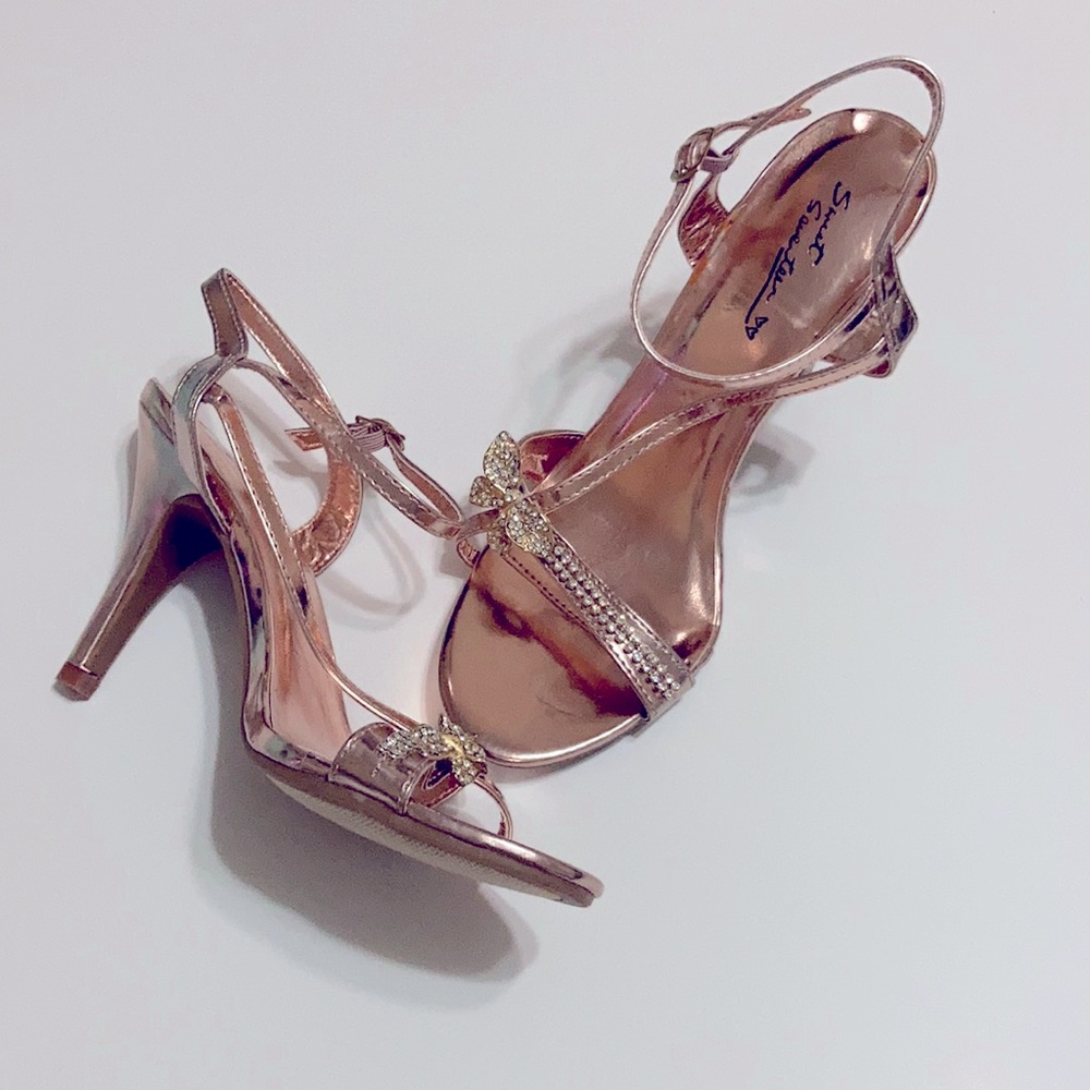 NWT Beautiful rose gold heels